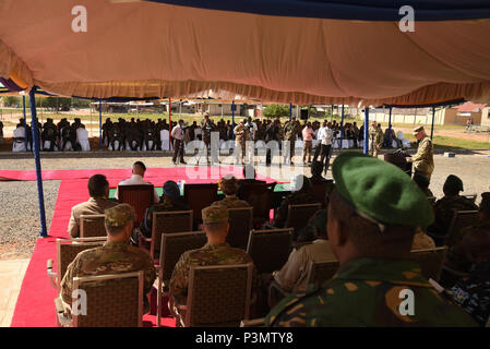 DAR ES SALAAM, TANZANIE - est de l'Accord 2016 participants et invités d'honneur assistent à l'exercice de poste de commandement cérémonie d ouverture au centre de formation au maintien de la Tanzanie le 11 juillet 2016, à Dar es Salaam, Tanzanie. EA16 est un combiné, annuel, exercice militaire conjoint qui réunit les nations partenaires pour pratiquer et démontrer sa compétence dans la conduite des opérations de maintien de la paix. (U.S. Photo de l'Armée de l'air par le sergent. Tiffany DeNault) Banque D'Images