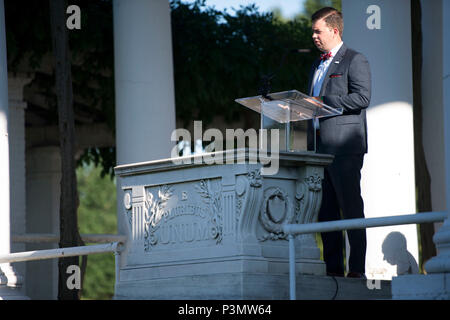 Brett Lemcke, Association nationale des professionnels du paysage, le président donne la parole durant la cérémonie d'ouverture de NALP's 20e conférence annuelle de renouvellement et Souvenir au Cimetière National d'Arlington, le 11 juillet 2016 à Arlington, Va., plus de 400 bénévoles aérés, planté, mis à tuyaux d'irrigation et a travaillé sur d'autres projets au cours de la journée des bénévoles. (U.S. Photo de l'armée par Rachel Larue/Arlington National Cemetery/libérés) Banque D'Images