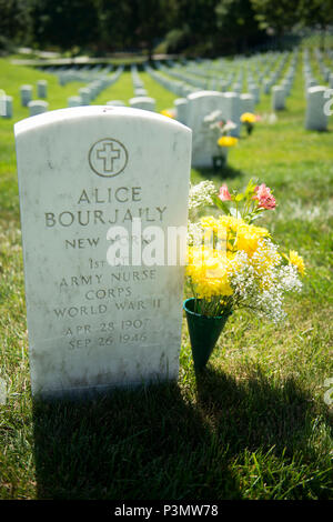 Fleurs, placé par de jeunes bénévoles, s'asseoir sur les tombes dans le Cimetière National d'Arlington, le 11 juillet 2016 à Arlington, Va., au cours de l'Association nationale des professionnels du paysage" 20e conférence annuelle de renouvellement et de Souvenir, plus de 400 bénévoles ont travaillé sur des projets dans tout le cimetière. (U.S. Photo de l'armée par Rachel Larue/Arlington National Cemetery/libérés) Banque D'Images