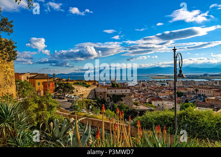 Italie Sardaigne Cagliari Castello ( casteddu ) District - panorama depuis le bastion de quartier du château - à gauche à droite le quartier de Stampace wall Banque D'Images