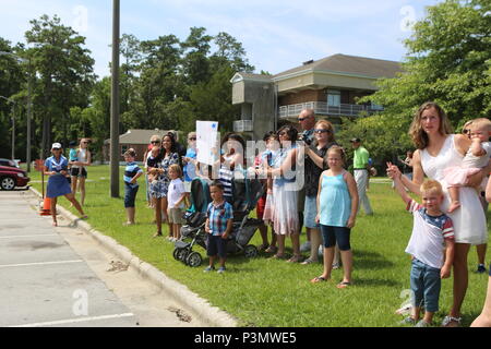 Les familles des Marines avec la Force de rotation de la mer Noire, en attendant d'accueillir leurs proches au cours d'une cérémonie de retour sur Camp Lejeune, N.C., 10 juillet 2016. Les Marines ont été accueillis par la famille et les amis après le retour d'un déploiement de six mois principalement en Europe de l'Est. (U.S. Marine Corps Photo par le Cpl. Shannon Kroening/libérés) Banque D'Images