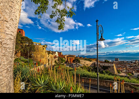 Italie Sardaigne Cagliari Castello ( casteddu ) District - panorama depuis le bastion de quartier du château - à gauche à droite le quartier de Stampace wall Banque D'Images