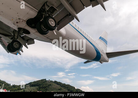 Avions qui atterrissent à l'aéroport de Skiathos, Grèce. Banque D'Images