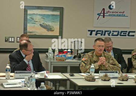 Le Dr Paul Rogers, directeur de l'US Army Tank Automotive Research, Development and Engineering Center, écoute le général Daniel Allyn, Vice-chef d'état-major de l'armée, de discuter de l'importance à l'TARDEC U.S. Army, Warren, Michigan, le 7 juillet 2016. Le général Allyn arriva TARDEC, le leader de l'Armée de terre de l'intégration du véhicule, de se familiariser avec ses capacités à : prototypage organiques et des opérations autonomes. (Photo par Kimberly Bratic, TARDEC) Parution/Affaires publiques Banque D'Images