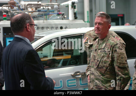 Le Dr Paul Rogers, directeur de l'US Army Tank Automotive Research, Development and Engineering Center, traite de la de partenariat TARDEC et General Motors en ce qui concerne les piles à combustible avec le général Daniel Allyn, Vice-chef d'état-major de l'armée, à Warren, Michigan, le 7 juillet 2016. Le général Allyn arriva TARDEC, le leader de l'Armée de terre de l'intégration du véhicule, de se familiariser avec ses capacités à : prototypage organiques et des opérations autonomes. (Photo par Kimberly Bratic, TARDEC) Parution/Affaires publiques Banque D'Images