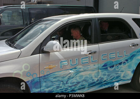 Mgén Daniel Allyn, Vice-chef d'état-major de l'armée, conduit une Chevrolet Equinox alimenté par une pile à combustible avec le Dr Paul Rogers, directeur de l'US Army Tank Automotive Research, Development and Engineering Center, école en tant que passager dans Warren, Michigan, le 7 juillet 2016. TARDEC est en partenariat avec General Motors dans le développement de capacités de la pile à combustible. Le général Allyn arriva TARDEC, le leader de l'Armée de terre de l'intégration du véhicule, de se familiariser avec ses capacités à : prototypage organiques et des opérations autonomes. (Photo par Kimberly Bratic, TARDEC) Parution/Affaires publiques Banque D'Images