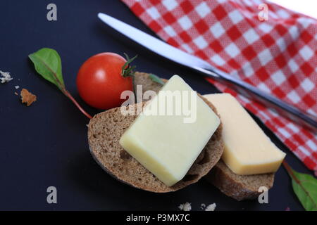 Tranches de pain avec du fromage sur le dessus d'eux Banque D'Images