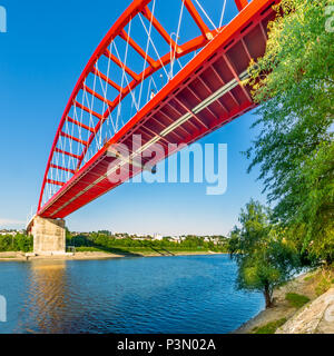 Pont de Cernavoda en Saint Mary. Le pont relie la ville et sa gare à travers le canal Danube - mer Noire. Banque D'Images