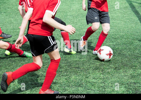 Les garçons jouent au football à méconnaissables pratique Banque D'Images