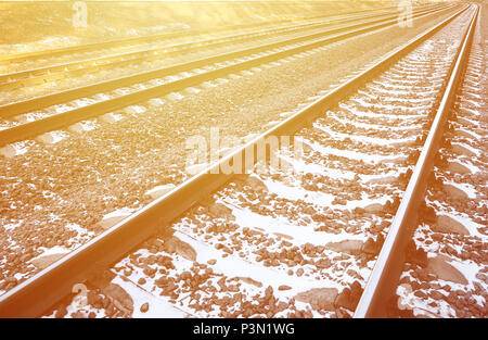 Plus de détails hiver russe enneigé de fer de plein soleil. Les rails et traverses sous la neige de décembre. Les chemins de fer russes en détail Banque D'Images