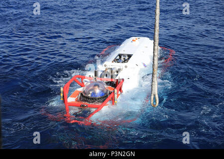 160713-N-GW536-002 OCÉAN PACIFIQUE (Juillet 13, 2016) Un marin du navire de sauvetage de sous-marins de la marine chinoise Changdao (867) se trouve dans un sous-marin submersible LR-7 véhicule de sauvetage au large de la côte d'Hawaï faisant suite à une évolution d'accouplement entre le LR-7 et un faux-OTAN siège sauvetage portées par l'USNS Sauvegarder (T-ARS-50), au cours de l'2016. L'évolution a été l'événement final et partie pratique d'un exercice de sauvetage de sous-marins multinationales entre sept pays. Vingt-six nations, plus de 40 navires et sous-marins, plus de 200 avions et 25 000 hommes participent à RIM Banque D'Images