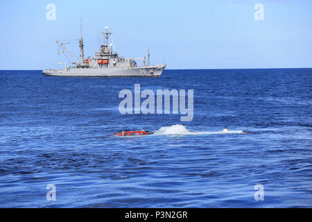 160713-N-GW536-003 OCÉAN PACIFIQUE (Juillet 13, 2016) Un LR-7 véhicule de sauvetage sous-marin submersible de navire de sauvetage de sous-marins Changdao (867) est submergé au large de la côte d'Hawaï pour effectuer une évolution d'accouplement entre le LR-7 et un faux-OTAN siège sauvetage portées par l'USNS Sauvegarder (T-ARS-50), au cours de l'2016. L'évolution a été l'événement final et partie pratique d'un exercice de sauvetage de sous-marins multinationales entre sept pays. Vingt-six nations, plus de 40 navires et sous-marins, plus de 200 avions et 25 000 personnes participent à l'EXERCICE RIMPAC du 30 juin au 4 août, dans un Banque D'Images