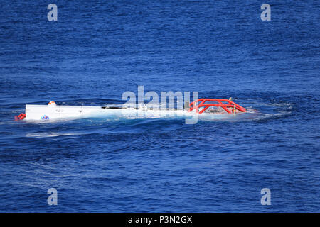 160713-N-GW536-004 OCÉAN PACIFIQUE (Juillet 13, 2016) Un LR-7 véhicule de sauvetage sous-marin submersible de navire de sauvetage de sous-marins Changdao (867) est submergé au large de la côte d'Hawaï pour effectuer une évolution d'accouplement entre le LR-7 et un faux-OTAN siège sauvetage portées par l'USNS Sauvegarder (T-ARS-50), au cours de l'2016. L'évolution a été l'événement final et partie pratique d'un exercice de sauvetage de sous-marins multinationales entre sept pays. Vingt-six nations, plus de 40 navires et sous-marins, plus de 200 avions et 25 000 personnes participent à l'EXERCICE RIMPAC du 30 juin au 4 août, et en Banque D'Images