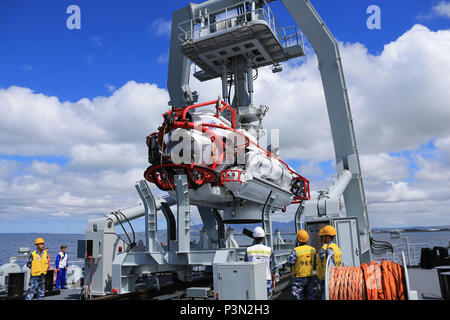 160713-N-GW536-006 OCÉAN PACIFIQUE (Juillet 13, 2016) Les marins de la marine chinoise Changdao navire de sauvetage de sous-marins (867) récupérer une LR-7 véhicule de sauvetage sous-marin submersible au large de la côte d'Hawaï après le succès de l'évolution d'accouplement entre le LR-7 et un faux-OTAN siège sauvetage portées par l'USNS Sauvegarder (T-ARS-50), au cours de l'2016. L'évolution a été l'événement final et partie pratique d'un exercice de sauvetage de sous-marins multinationales entre sept pays. Vingt-six nations, plus de 40 navires et sous-marins, plus de 200 avions et 25 000 personnes participent à l'EXERCICE RIMPAC Banque D'Images