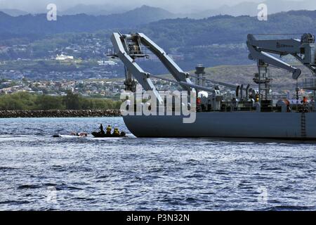 160713-N-SUR468-326 JOINT BASE HICKAM-PEARL HARBOR (13 juillet 2016) Marine Chinoise des marins du navire de sauvetage de sous-marins Changdao (867) récupérer une LR-7 véhicule de sauvetage sous-marin submersible faisant suite à une évolution d'accouplement avec un faux-américain de sauvetage de l'OTAN, au cours du siège de la Pacific Rim 2016. L'évolution a été l'événement final et partie pratique d'un exercice de sauvetage de sous-marins multinationales entre sept pays. Vingt-six nations, plus de 40 navires et sous-marins, plus de 200 avions et 25 000 personnes participent à l'EXERCICE RIMPAC du 30 juin au 4 août, dans et autour de l'île hawaïenne Banque D'Images