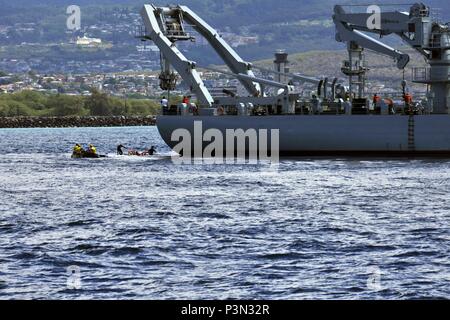 160713-N-SUR468-336 JOINT BASE HICKAM-PEARL HARBOR (13 juillet 2016) Marine Chinoise des marins du navire de sauvetage de sous-marins Changdao (867) récupérer une LR-7 véhicule de sauvetage sous-marin submersible faisant suite à une évolution d'accouplement avec un faux-américain de sauvetage de l'OTAN, au cours du siège de la Pacific Rim 2016. L'évolution a été l'événement final et partie pratique d'un exercice de sauvetage de sous-marins multinationales entre sept pays. Vingt-six nations, plus de 40 navires et sous-marins, plus de 200 avions et 25 000 personnes participent à l'EXERCICE RIMPAC du 30 juin au 4 août, dans et autour de l'île hawaïenne Banque D'Images