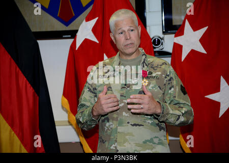 Le brig. Gen. Arlan DeBlieck, parle après avoir reçu une Légion du mérite en reconnaissance de son temps en tant que général commandant, Commandement du soutien de la Mission 7e, 9 juillet 2016, Daenner Kaserne, Kaiserslautern, Allemagne. (U.S. Photo de l'armée par Visual Spécialiste de l'information Elisabeth Paque/libérés) Banque D'Images