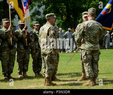 Le brig. Gen. Arlan DeBlieck, général commandant sortant, 7ème commande de soutien de mission, passe les guideon au major général Duane Gamble, général commandant, Commandement, soutien Théâtre 21e au cours de la cérémonie de passation de commandement, le 9 juillet 2016, Daenner Kaserne, Kaiserslautern, Allemagne. (U.S. Photo de l'armée par Visual Spécialiste de l'information Elisabeth Paque/libérés) Banque D'Images