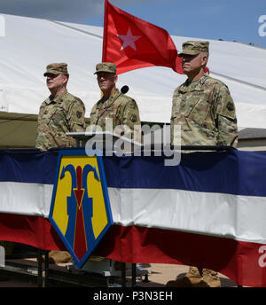 Le général de Duane Gamble, général commandant, Commandement de soutien Théâtre 21 (gauche), le Brig. Le général Steven Ainsworth, général commandant la 7e, l'appui aux missions de commandement ; et Brigue. Gen. Arlan DeBlieck, général commandant sortant, 7ème commande de soutien de mission se tenir au cours de l'examen en partie de la cérémonie de passation de commandement, le 9 juillet 2016, Daenner Kaserne, Kaiserslautern, Allemagne. (U.S. Photo de l'armée par Visual Spécialiste de l'information Elisabeth Paque/libérés) Banque D'Images