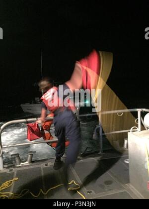 L'équipage d'un une réponse de 45 pieds de la Garde côtière de Boat-Medium de Cortez lance une ligne à un plaisancier handicapés 25-milles à l'ouest d'Egmont Key, en Floride, vendredi 15 juillet, 2016. L'épouse de l'Homme a communiqué avec la Garde côtière canadienne lorsque son mari ne revient pas à la maison au moment attendu. U.S. Coast Guard photo de Maître de 3e classe Darian Suprun Banque D'Images