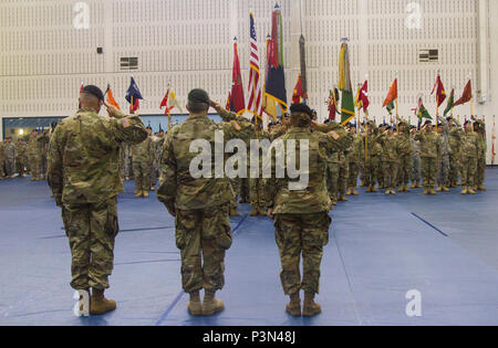 Le colonel Stanley J. Sliwinski, Brig. Le général Scott Brower, et le Colonel Kimberly J. Daub saluer les couleurs lors de la cérémonie de passation de commandement de la 101e Airborne Brigade de maintien en puissance, 101st Airborne Division (Air Assault), centre de remise en forme physique à Sabo à Fort Campbell, Kentucky, le 8 juillet 2016. Daub a quitté le commandement de la 101ème Abn. Div. Sust. Bde. Pour Sliwiniski. Daub continuera son service à Washington, D.C. comme le personnel de l'armée américaine pour l'Armée de la logistique. (U.S. Photo de l'armée par le Sgt. Neysa Canfield, 101e Airborne Brigade Soutien Affaires publiques) Banque D'Images