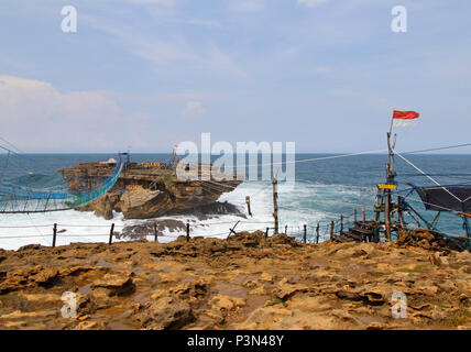 Pont de suspension de la connexion à l'Timang Plage de sunny day, Yogyakarta, Indonésie Banque D'Images