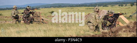 Troopers du 5e Escadron, 7e régiment de cavalerie, 1st Armored Brigade Combat Team, 3e Division d'infanterie, observer des soldats hongrois comme ils l'engagement de cibles au cours d'un Ujamajor au Camp de stress, la Hongrie, le 13 juillet 2016. Les Troopers sont en Hongrie dans le cadre de l'opération Atlantic résoudre, une démonstration de l'engagement des États-Unis continue à la défense collective de l'Europe à travers une série d'actions visant à rassurer les alliés et partenaires de notre dévouement à la paix durable et la stabilité dans la région. Banque D'Images
