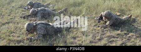 Troopers du 5e Escadron, 7e régiment de cavalerie, 1st Armored Brigade Combat Team, 3ème Division d'infanterie ne 3-5 deuxième buddy se précipite au cours d'un tournage de stress au Camp Ujamajor, Hongrie, le 13 juillet 2016. Les Troopers sont en Hongrie dans le cadre de l'opération Atlantic résoudre, une démonstration de l'engagement des États-Unis continue à la défense collective de l'Europe à travers une série d'actions visant à rassurer les alliés et partenaires de notre dévouement à la paix durable et la stabilité dans la région. Banque D'Images