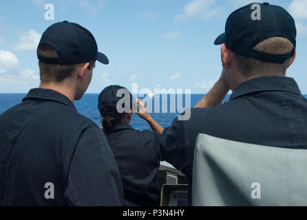 160713-N-KM939-042 : OCÉAN PACIFIQUE (Juillet 13, 2016) - Le Lieutenant George Naughton, de Deerfield Beach, en Floride, les officiers subalternes enseigne les rudiments de la navigation à bord de l'USS Stockdale (DDG 106), au cours d'un ravitaillement en mer de l'exercice approche pour le Rim of the Pacific (RIMPAC). Vingt-six nations, plus de 40 navires et sous-marins, plus de 200 avions et 25 000 personnes participent à l'EXERCICE RIMPAC du 30 juin au 4 août, dans et autour des îles Hawaï et la Californie du Sud. Le plus grand exercice maritime international RIMPAC, offre une formation unique qui aide les participant Banque D'Images