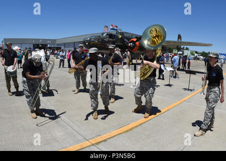 Le 246e U.S. Army Band de la Garde nationale de la Caroline du Sud exécute pendant la cérémonie d'ouverture pour la garde nationale de Caroline du Sud et la masse de l'air Expo à McEntire Joint National Guard Base, S.C., le 6 mai 2017. Cette expo est une démonstration des capacités de la Garde nationale de Caroline du Sud, aviateurs et soldats en disant merci pour le soutien des collègues sud Carolinians et la communauté environnante. Banque D'Images