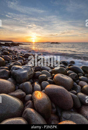 La plage de Boulder dans l'Acadia National Park au lever du soleil Banque D'Images