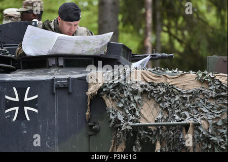 L'Allemagne de l'équipe procède à l'appel de Fire lane au cours de l'Europe forte Défi du réservoir (CEEC) lors de la 7e formation de l'Armée de la commande Zone d'entraînement Grafenwoehr, Allemagne, le 08 mai 2017. La Commission nationale de l'économie est organisée conjointement par l'Europe de l'armée américaine et l'armée allemande, 12 mai 2017. Le concours est conçu pour projeter une présence dynamique, favoriser le partenariat militaire, de promouvoir l'interopérabilité, et fournit un environnement de partage de tactiques, techniques et procédures. Six pelotons de l'OTAN et les pays partenaires sont dans la compétition. Banque D'Images