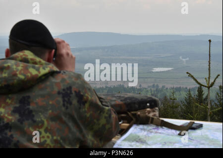 L'Allemagne de l'équipe procède à l'appel de Fire lane au cours de l'Europe forte Défi du réservoir (CEEC) lors de la 7e formation de l'Armée de la commande Zone d'entraînement Grafenwoehr, Allemagne, le 08 mai 2017. La Commission nationale de l'économie est organisée conjointement par l'Europe de l'armée américaine et l'armée allemande, 12 mai 2017. Le concours est conçu pour projeter une présence dynamique, favoriser le partenariat militaire, de promouvoir l'interopérabilité, et fournit un environnement de partage de tactiques, techniques et procédures. Six pelotons de l'OTAN et les pays partenaires sont dans la compétition. Banque D'Images