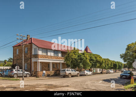 LADYBRAND, AFRIQUE DU SUD - 12 mars 2018 : une scène de rue avec un bâtiment historique et les véhicules de Ladybrand, une ville dans l'Est de l'État libre de Provinc Banque D'Images