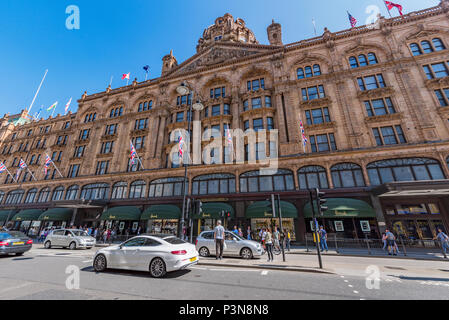 Londres, Royaume-Uni - 06 MAI : c'est l'architecture extérieure de Harrods, un célèbre magasin de luxe dans le sud de Kensington High Street Banque D'Images