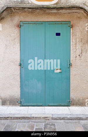 Grande chambre double fermée porte en bois vert à la maison en France Banque D'Images