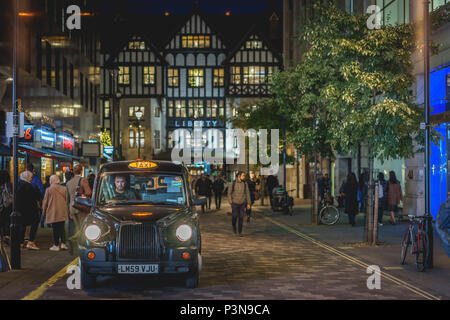 Londres, UK - Novembre 2017. Les gens qui marchent à l'avant de la liberté high class department store de Soho dans la nuit pendant la saison de Noël. Banque D'Images