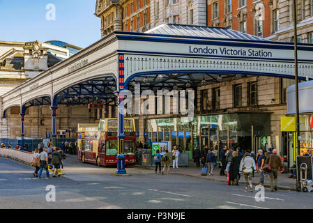 Londres, Royaume-Uni - 17 mai : l'architecture traditionnelle britannique de la gare de Victoria, Londres comme l'une des principales plateformes de transport le 17 mai 2018 à Lon Banque D'Images