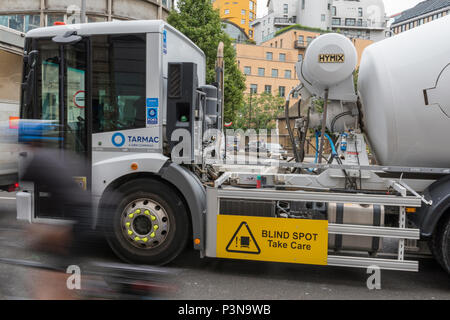 Un camion lourd ready mix de tourner à gauche sur une route dans le centre de Londres. danger pour les cyclistes et soign sur le côté d'un camion d'avertir de la tache aveugle. prêt de vélos Banque D'Images