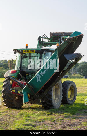 Une grande ferme agricole tracteur avec une tondeuse fixée à l'arrière sur c'est la prise de force ou l'arbre DE PRISE DE FORCE. d'instruments agricoles et aux champs agricoles. Banque D'Images