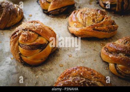 Top close-up view of Swedish maison cardamome et cannelle. Le format paysage. Banque D'Images