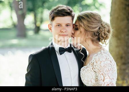 Cute couple mariée passer du temps ensemble après la cérémonie de mariage Banque D'Images