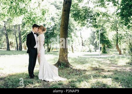Cute couple mariée passer du temps ensemble après la cérémonie de mariage Banque D'Images