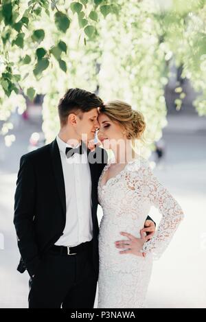 Cute couple mariée passer du temps ensemble après la cérémonie de mariage Banque D'Images