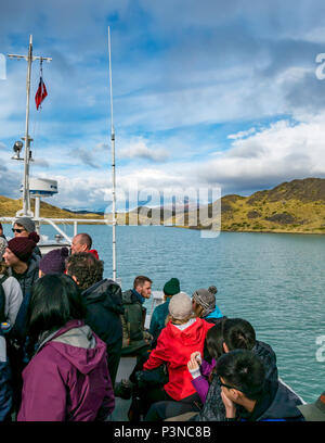 Les touristes en bateau sur le Lago Pehoe, le lac Pehoe, transports à Torres del Paine National Park mountain walking routes, Patagonie, Chili, Amérique du Sud Banque D'Images