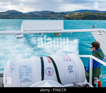 Sur le bateau de tourisme avec service sur le Lago Pehoe, le lac Pehoe, transports à Parc National Torres del Paine, Patagonie, Chili, Amérique du Sud Banque D'Images