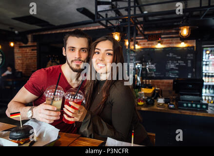 Jeune couple aimant positif rencontre dans un café. Banque D'Images
