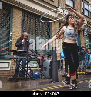 Londres, UK - décembre 2017. Un DJ et un danseur de rue dans l'exécution de Brick Lane. Format carré. Banque D'Images