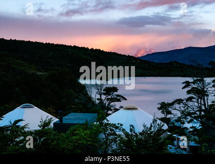 Couleur rose lever du soleil à Patagonia Camp de yourte, le lac Toro, avec Torres del Paine, Patagonie, Chili, Amérique du Sud Banque D'Images