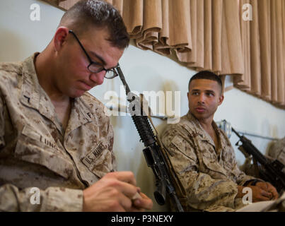 Le soldat de première classe. Frank D. chats pulmonaire avec Lance Cpl. Jaime A. Lugo comme ils chargent des coups de canon sur leurs magazines avant le début de la 1ère Division de marines concours annuel de l'unité d'infanterie. Le concours d'escadrons fosses du 1er, 5e et 7e régiments de marine ainsi que l'un d'un bataillon de reconnaissance blindé léger l'un contre l'autre dans l'adresse au tir, la condition physique et au niveau de l'escouade tactique. Lung, originaire de l'Oregon, l'Illinois et Lugo, originaire de Plainfield, Illinois sont riflemen avec company K, 3e bataillon du 1er Régiment de Marines, 1 Division de marines. (U.S. Marine Corps Photo de Lance C Banque D'Images